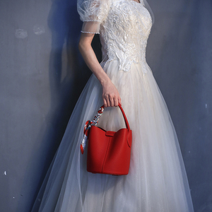 婚包2024新款新娘结婚高级感女大容量水桶包手提斜挎陪嫁红色包包