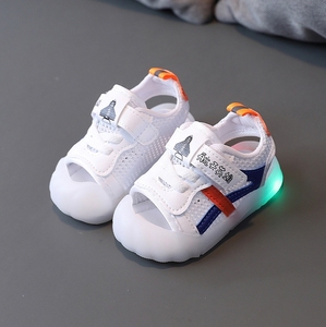 男童发光凉鞋轻便儿童宝宝白色鞋子2024年新款小孩子学步鞋男女孩