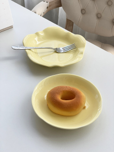 奶油色陶瓷餐具纯色黄色高颜值花边甜品盘早餐盘餐盘饭碗菜盘子