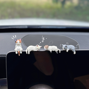 可爱猫咪汽车屏幕小摆件车载中控显示屏趴趴公仔车内卡通装饰玩偶