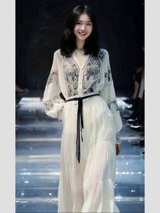 高级感白色印花连衣裙女2024夏季新款法式时尚高端精致复古中长裙