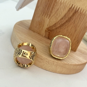 法国小众设计师a*b粉色水晶戒指时髦复古感金属夸张天然石食指戒