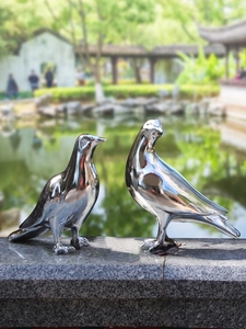 不锈钢镜面小鸟雕塑户外园林景观鸽子摆件酒店售楼部草坪美陈装饰