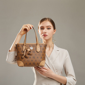 女士潮流包包女斜挎水桶包224品牌真皮女包专柜正品奢侈品手提包