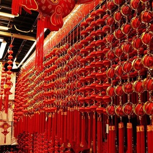 春节小灯笼挂件新年红丝线串挂饰酒店节日元旦新春丝波球装饰。
