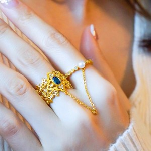 黄金色蓝宝石花丝戒指祖母绿叠戴组合蕾丝小珍珠指环链条双戒一体