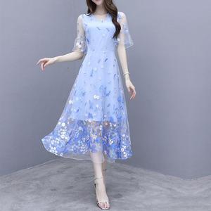 刺绣轧染碎花裙子女2024夏季新款今年流行的漂亮天蓝色网纱连衣裙