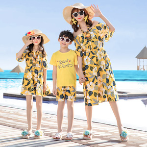 沙滩亲子装2023夏新款一家三口四口三亚海边度假母子母女裙装洋气