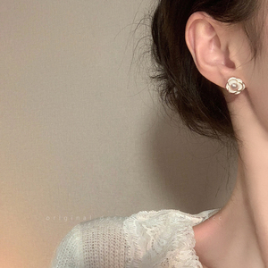 怦然心动白色山茶花耳钉女春季高级设计感轻奢小众珍珠耳饰品耳环