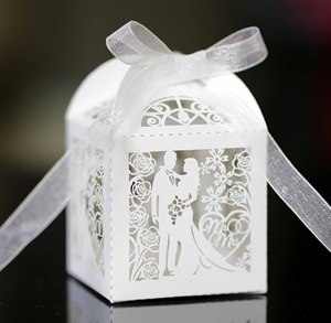 亚马逊情人节镂空爱心答谢喜糖盒婚礼新郎新娘回礼丝带糖果盒现货