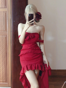 红色纯欲性感辣妹吊带抹胸连衣裙女夏季风情万种燕尾长裙子高级感