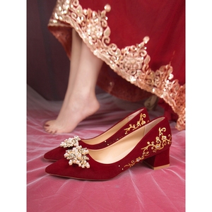 红蜻蜓婚鞋新娘鞋秀禾婚纱两穿2024年新款中式红色尖头高跟鞋女孕