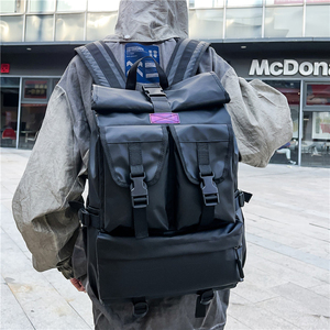 新款时尚黑色双肩包男旅游休闲大容量防水工装卷口背包大学生书包