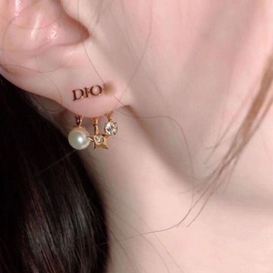 【对版】黄铜D爱心珍珠字母耳环2020气质星型百搭简约cd耳钉水晶