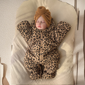 男女6包脚带帽3月0秋冬装宝宝新生儿爬服一连体衣婴儿外出棉服月