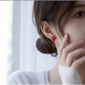 新款甜美气质草莓耳钉 小巧轻奢时尚高级感简约耳饰春夏耳环