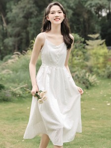 韩都衣舍法式时尚显瘦吊带连衣裙女夏季新款高级感气质小白裙减龄