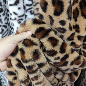 仿獭兔毛皮草毛绒布料 展示背景布玩具服装围巾包包面料豹纹豹点