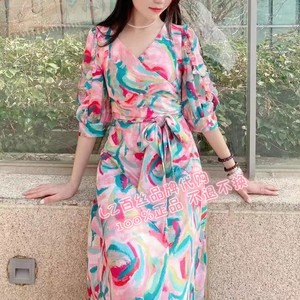 百丝BAISI专柜正品2023夏装新款粉色印花V领气质连衣裙AATB303115