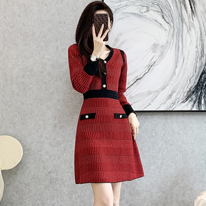 法式复古红色针织V领高级感毛衣显瘦气质连衣裙秋冬2021打底衫女