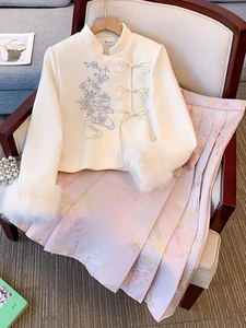 新中式国风粉色马面裙套装女秋冬款小个子高级感汉服盘扣毛呢外套