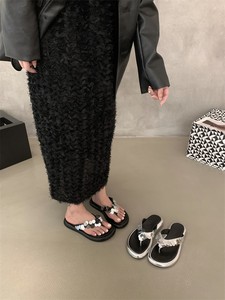 韩版时尚厚底人字拖女夏季外穿2024新款法式高级感亮片夹脚趾凉鞋