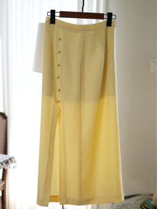 小鸡黄直筒半身裙女夏季法式复古独特别致新中式纽扣侧开叉中长裙