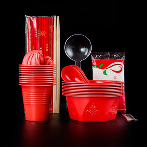 一次性碗筷套装酒席家用环保加厚杯碟勺子结婚喜宴红色塑料餐具碗