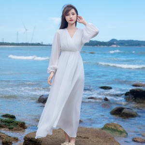 三亚海边度假沙滩裙高级感雪纺长款裙子V领灯笼袖白色连衣裙仙女