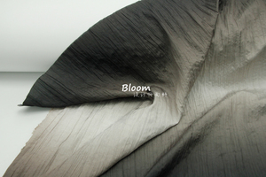 设计感 黑灰色+棕咖色渐变不规则压皱竖条纹百褶化纤时装汉服布料