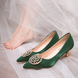 小众秀禾服婚纱两穿结婚鞋女2024新款春季绿色礼服中式高跟新娘鞋