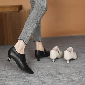 小跟短靴女2023秋冬新款软皮舒适3cm低跟尖头黑色细跟显瘦女靴子