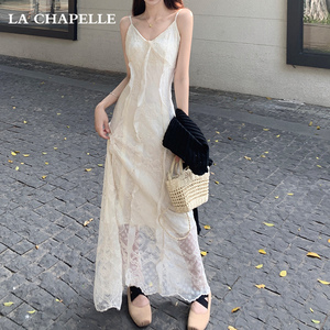 拉夏贝尔白色蕾丝V领吊带连衣裙女夏季2024新款法式气质仙女长裙