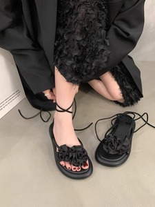 黑色山茶花法式设计感罗马风绑带女款夏季2024平底夹脚法式凉鞋女