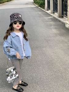韩版童装女童浅色牛仔外套宝宝宽松版牛仔衫时髦穿搭2024春季新品