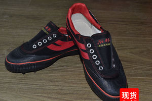 云南产石林黑色帆布足球鞋钉鞋经典国货踢球鞋厂家直销