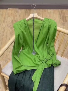 法式高级感绿色V领天丝衬衫女2024春夏新款气质百搭超好看上衣潮