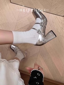 法式银色漆皮水钻玛丽珍鞋2024新款粗跟一字式扣单鞋方头高跟鞋女