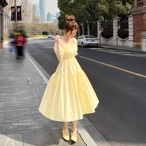 奶油黄色法式棉麻方领泡泡袖连衣裙女夏季2024年新款多巴胺皱褶裙