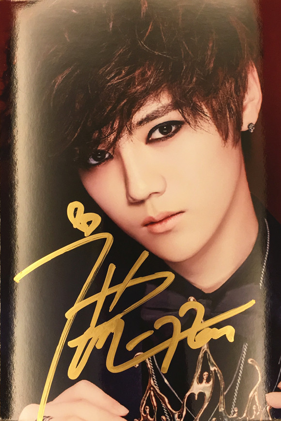 【鹿晗亲笔签名照】鹿晗《时尚芭莎》亲笔签名照片c款包邮*