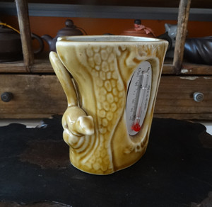 陶瓷老笔筒温度计80年代松鼠树干形黄釉笔筒小花插古董瓷摆件怀旧
