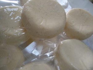 新疆奶制品扁圆奶疙瘩伊犁哈萨克牧民酸奶疙瘩210g酸咸奶酪