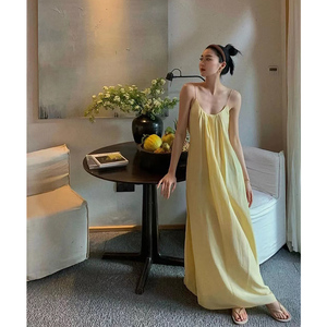 法式黄色吊带连衣裙宽松慵懒风2024年夏季新款露背性感淡黄的长裙