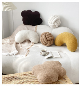ins创意秋冬羊羔绒软抱枕民宿装饰沙发靠垫立体异形圈圈圆球靠枕