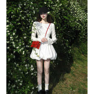 法式白色蕾丝镂空长袖连衣裙女夏季收腰气质芭蕾风短款蓬蓬花苞裙