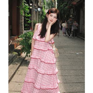粉色格子荷叶边吊带连衣裙女夏季2023新款甜美风气质显瘦蛋糕长裙
