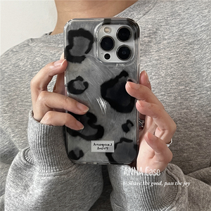 ANNACASE韩国ins高级设计黑色豹纹标签手机壳适用于iPhone15pro新款14promax苹果13pro全包12防摔保护套11女