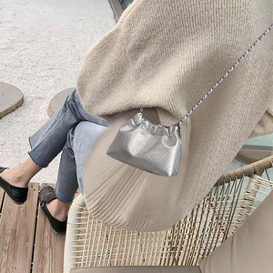 香港代购夏天小包包女式2024新款银色斜挎包设计感小众链条云朵包