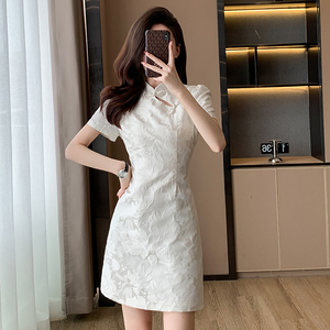 白色旗袍礼服裙女夏季新款高级感小个子短款新中式重工提花连衣裙