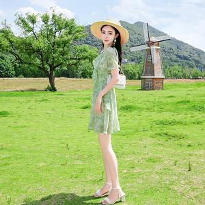 绿色碎花连衣裙女夏季荷叶边2024新款韩版显瘦小个子v领雪纺裙子